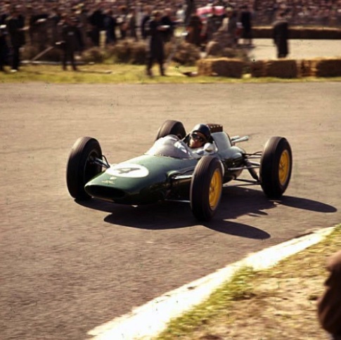 Dans les dunes de Zandwoort, première apparition de la Lotus 25 à chassis monocoque Dans les dunes de Zandwoort, première apparition de la Lotus 25 à chassis monocoque